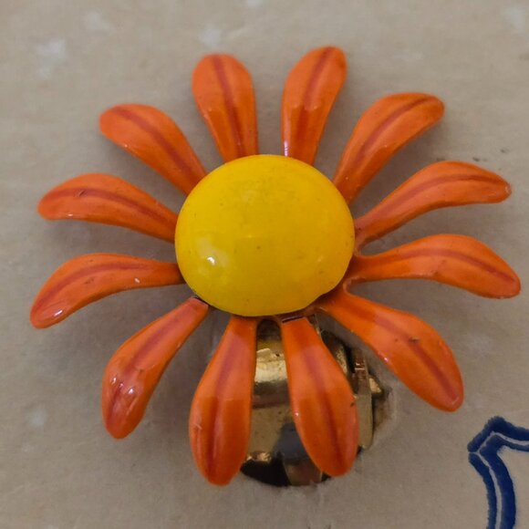 Vintage DuBarry Fifth Ave. Metal Enamel Daisy Flower Pin and Earrings 1960s - Picture 2 of 4